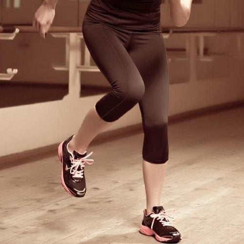 Capri Leggings Lauma Active Lady Fitness in motion, ideal for workouts, yoga, and pilates, made from elastic fabric.