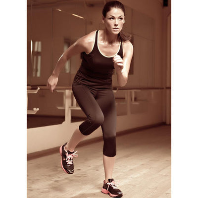 Model wearing Capri Leggings Lauma Active Lady Fitness, demonstrating comfort and flexibility during a workout.
